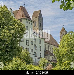 L'école primaire et l'église paroissiale de la ville de Herrenberg, Rapperswil, Suisse Banque D'Images