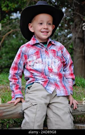 Portrait of boy wearing cowboy hat et bottes Banque D'Images