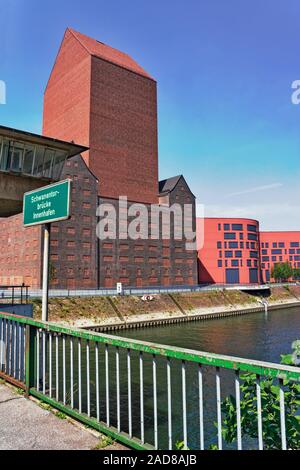 Duisburg Swan Gate Bridge Banque D'Images