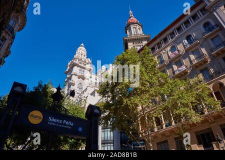 Le "Palacio Barolo' et 'la' Inmobiliaria bâtiment vu de la station de métro 'Saenz Peña'. Avenida de Mayo, Buenos Aires, Argentine. Banque D'Images