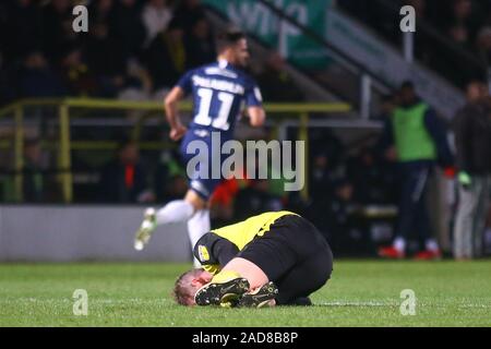 Burton upon Trent, Royaume-Uni. 06Th Dec, 2019. Scott Fraser, de Burton Albion (8) descend blessé au cours de l'EFL Sky Bet League 1 match entre Burton Albion et Southend United au stade de Pirelli, Burton upon Trent, en Angleterre, le 3 décembre 2019. Photo par Mick Haynes. Usage éditorial uniquement, licence requise pour un usage commercial. Aucune utilisation de pari, de jeux ou d'un seul club/ligue/dvd publications. Credit : UK Sports Photos Ltd/Alamy Live News Banque D'Images