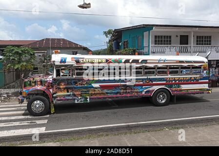 En bus de poulet peint coloré panama portobelo Banque D'Images