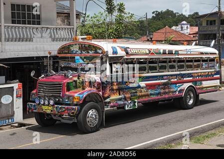 En bus de poulet peint coloré panama portobelo Banque D'Images