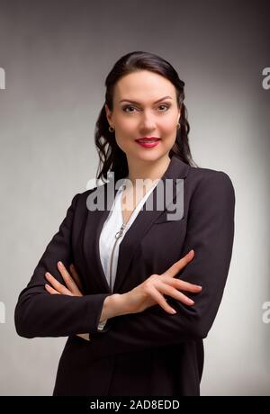 Magnifique Portrait de femme d'affaires sur fond gris Banque D'Images