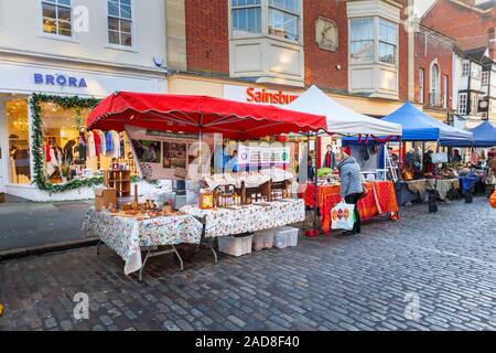 Cale à la bordure de la rue du marché d'hiver populaire dans la zone piétonne de High Street, Guildford, ville du comté de Surrey, au sud-est de l'Angleterre, Royaume-Uni Banque D'Images