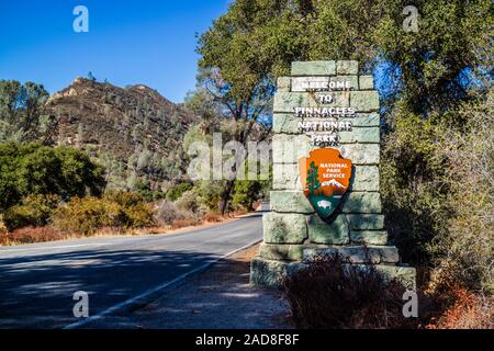 Une entrée route de Pinnacles National Park, California Banque D'Images