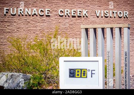 Un thermomètre à cadran dans Death Valley National Park, Californie Banque D'Images