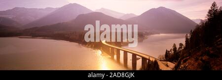 Paysage avec pont sur le lac de Sylvenstein au lever du soleil, Bavière, Allemagne Banque D'Images