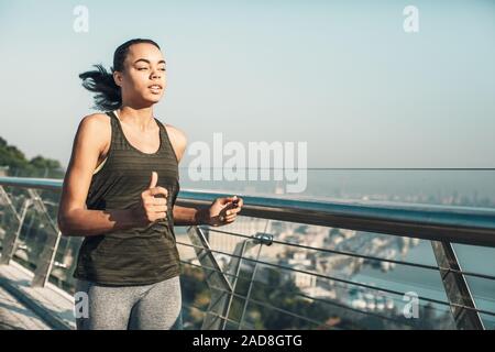 Coureur enthousiaste sur le pont dès les beaux jours stock photo Banque D'Images