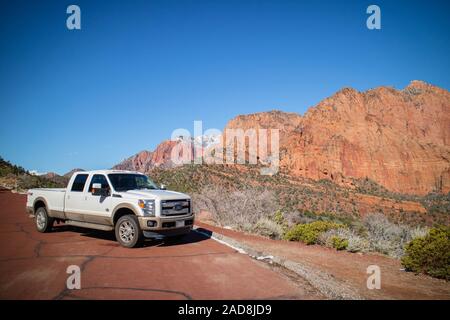 La célèbre Ford véhicule hors route dans Zion National Park, Utah Banque D'Images