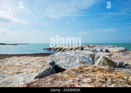 Belle Mer d'azur et la plage de rochers, Mer Tyrrhénienne en Toscane, Italie Banque D'Images