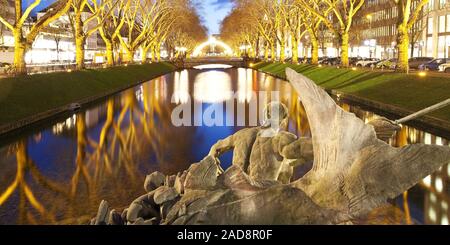 Fontaine du triton à Koenigsallee dans la soirée, Düsseldorf, Rhénanie du Nord-Westphalie, Allemagne, Europe Banque D'Images