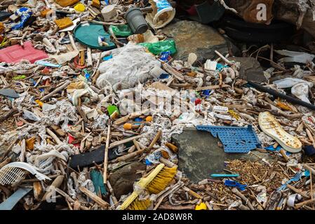 Les déchets déversés sur la plage près de la grande ville. Utiliser des bouteilles en plastique vides sale et d'autres ordures. Banque D'Images