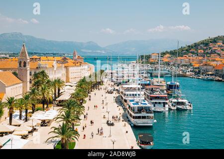 Trogir, Croatie - Juillet 6, 2019 : Mer Adriatique et la ville historique de Trogir vue panoramique Banque D'Images