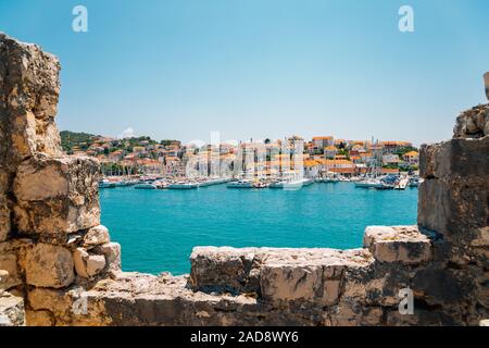 Mer et vue sur le port du château et de la forteresse Kamerlengo à Trogir, Croatie Banque D'Images