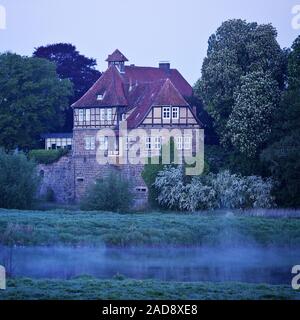 Steinhöfel château à la rivière Weser tôt le matin, Werder, Allemagne Europe Banque D'Images