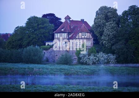 Steinhöfel château à la rivière Weser tôt le matin, Werder, Allemagne Europe Banque D'Images