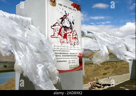 Foulards en soie blanc à côté d'une manière extravagante coup signer l'affirmation du gouvernement chinois sur le peuple de Plateau tibétain. Banque D'Images