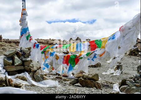 Lung ta les drapeaux de prières, des foulards blancs (khatas) et flanc cairns la frontière d'une zone militaire chinois dans la vallée du Brahmapoutre dans la région autonome du Tibet. Banque D'Images