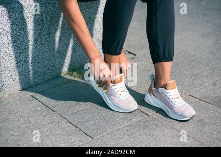 Jambes de femme et sneakers stock photo Banque D'Images