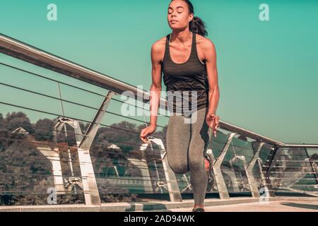 Femme calme en mouvement pendant la marche stock photo Banque D'Images