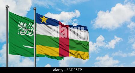 L'Arabie Saoudite et la République centrafricaine drapeaux dans le vent contre ciel bleu nuageux blanc ensemble. Concept de diplomatie, de relations internationales. Banque D'Images