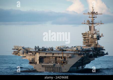 Océan Pacifique (nov. 30, 2019) Le porte-avions USS Theodore Roosevelt (CVN 71) se met en position pour un ravitaillement en mer dans l'océan Pacifique le 30 novembre 2019. Rafael Peralta est en cours d'un exercice de routine dans l'océan Pacifique. (U.S. Photo par marine Spécialiste de la communication de masse 2e classe Jason Isaacs) Banque D'Images