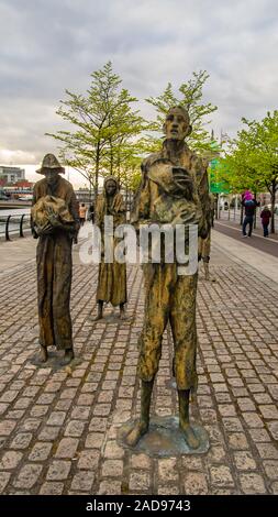 Famine Memorial Statues, Custom House Quay, Dublin, Irlande. Artiste : Rowan Gillespie - circa 2017. Banque D'Images