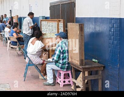 Un vendeur de billets de loterie dans david capitale de province de Chiriqui panama Banque D'Images
