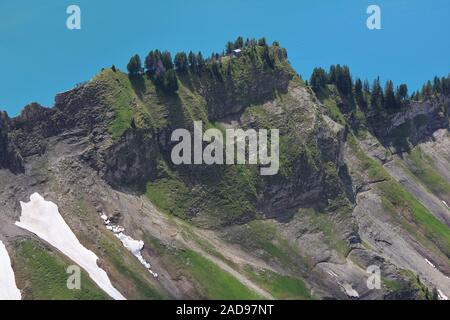 La crête de la montagne et l'eau turquoise du lac de Brienz. Vue depuis le mont Brienzer Rothorn, Suisse. Banque D'Images