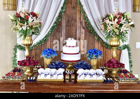 A table avec un gâteau au chocolat sucré arrajos fleurs. Banque D'Images