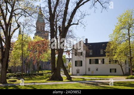 Église Saint Kilian et Chambre Letmathe au printemps, Iserlohn, Rhénanie du Nord-Westphalie, Allemagne Europe Banque D'Images