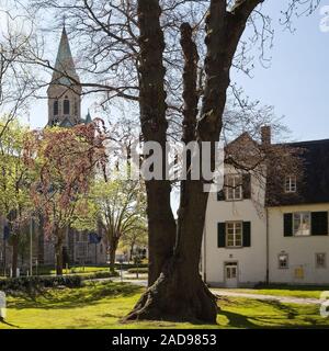 Église Saint Kilian et Chambre Letmathe au printemps, Iserlohn, Rhénanie du Nord-Westphalie, Allemagne Europe Banque D'Images