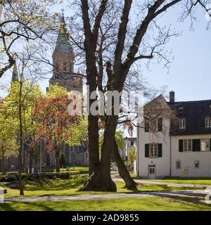 Église Saint Kilian et Chambre Letmathe au printemps, Iserlohn, Rhénanie du Nord-Westphalie, Allemagne Europe Banque D'Images