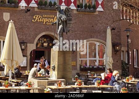 Restaurant trottoir et Kiepenkerl statue, Muenster, Germany, Europe Banque D'Images