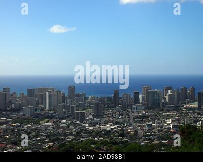 Vue aérienne de Honolulu, Makiki, Waikiki, bâtiments, parcs, hôtels et condos avec l'océan Pacifique qui s'étend dans la distance sur beau jour. Banque D'Images