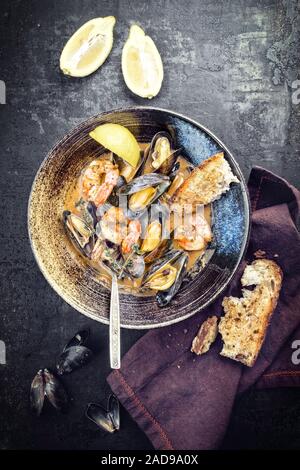 Ragoût de fruits de mer Corse traditionnelle française avec les crevettes et les moules en vue de dessus dans un bol japonais design moderne Banque D'Images