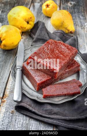 Dulce de membrillo espagnols traditionnels comme le pain de fruits avec le coing comme gros plan sur une plaque d'étain Banque D'Images