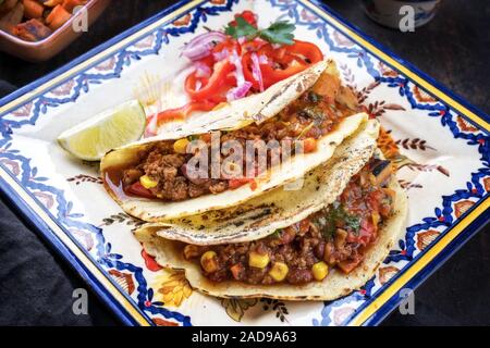 Mijotés traditionnels Mexican chili con canne avec vue de dessus comme les tortillas sur une plaque de couleur Banque D'Images