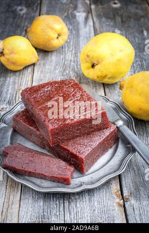 Dulce de membrillo espagnols traditionnels comme le pain de fruits avec le coing comme gros plan sur une plaque d'étain Banque D'Images