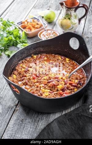 Mijotés traditionnels Mexican chili con canne avec la viande hachée Banque D'Images