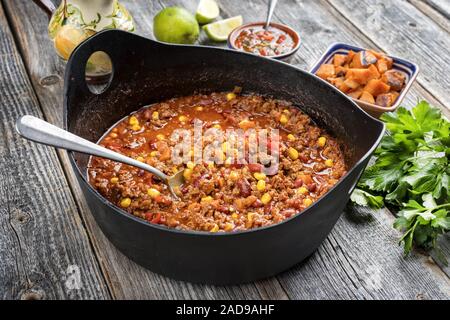 Mijotés traditionnels Mexican chili con canne avec la viande hachée Banque D'Images