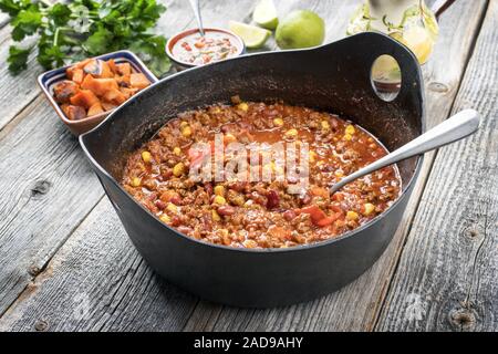 Mijotés traditionnels Mexican chili con canne avec la viande hachée Banque D'Images