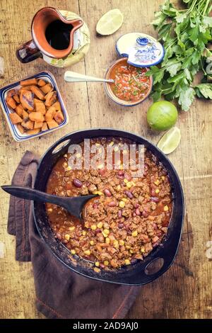 Mijotés traditionnels Mexican chili con canne avec la viande hachée Banque D'Images