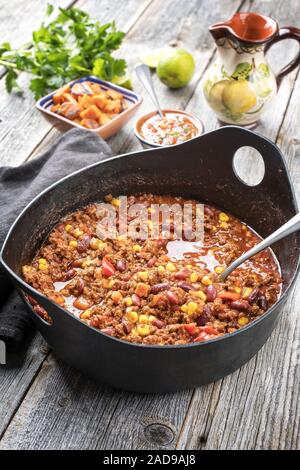 Mijotés traditionnels Mexican chili con canne avec la viande hachée Banque D'Images