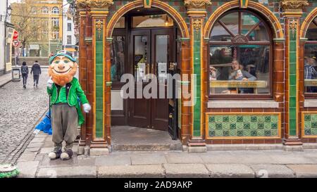 Leprechaun en dehors de la Quays Pub, Dublin. Banque D'Images