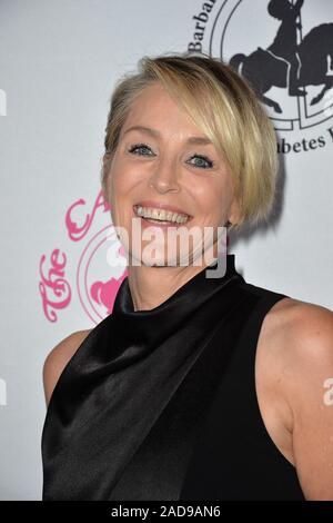 Los Angeles, CA. 8 octobre 2016 : Sharon Stone au Carousel of Hope Ball 2016 au Beverly Hilton Hotel. © 2016 Paul Smith / Featureflash Banque D'Images