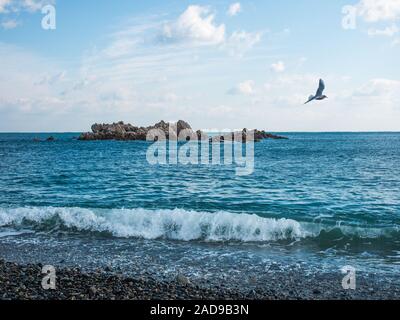 Tombeau du roi Munmu subaquatique de Silla marquée par Daewangam Rocks, Gyeongju Corée du Sud. Il a demandé à être enterré dans la mer de l'est de protéger du Japon Banque D'Images