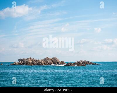 Tombeau du roi Munmu subaquatique de Silla marquée par Daewangam Rocks, Gyeongju Corée du Sud. Il a demandé à être enterré dans la mer de l'est de protéger du Japon Banque D'Images