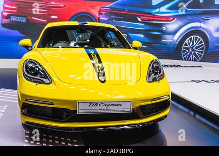 Bangkok, Thaïlande - décembre 3, 2019 : Porsche Cayman 718 jaune voiture de sport s'afficher sur l'Expo 2019 Moteur de Bangkok en Thaïlande Banque D'Images